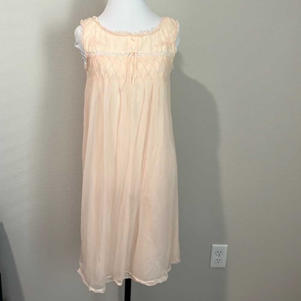Vintage ISIS women’s pale pink nightgown